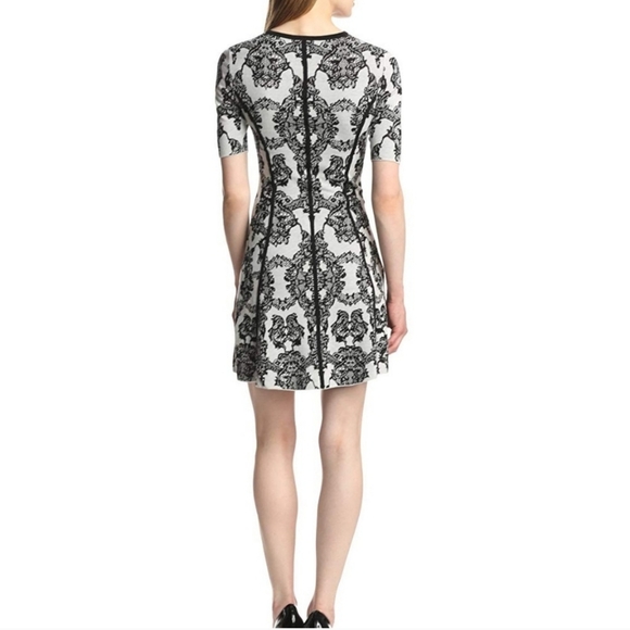 BCBG MAXAZARIA Short Sleeve silk dress Size Small. Fine knit, lace pattern - Picture 8 of 8